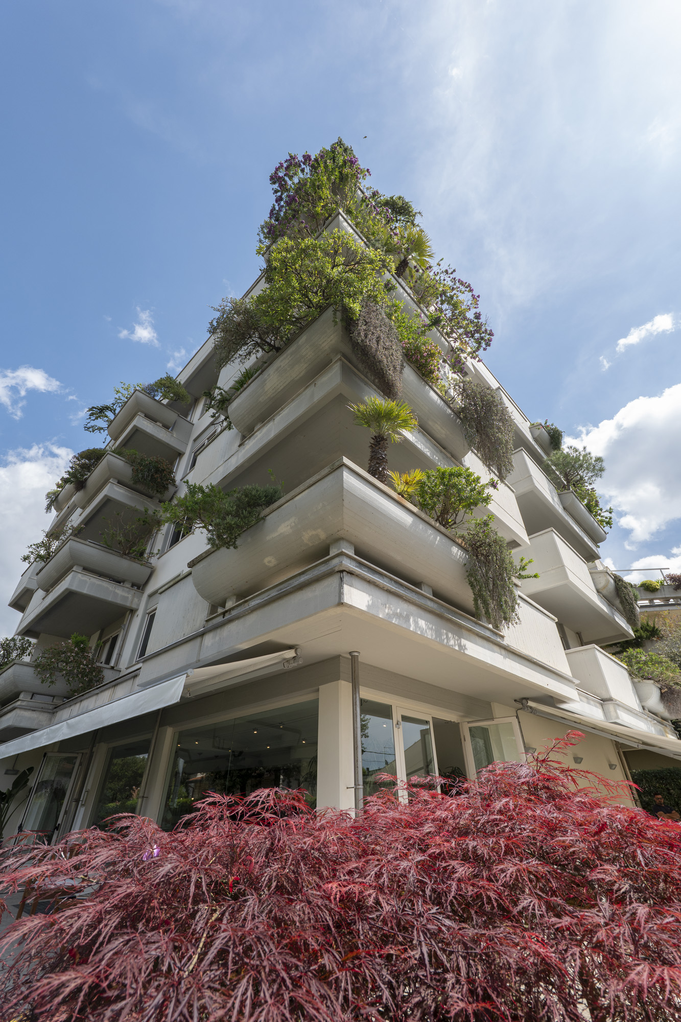 Facciata del residence con acero rosso e verde