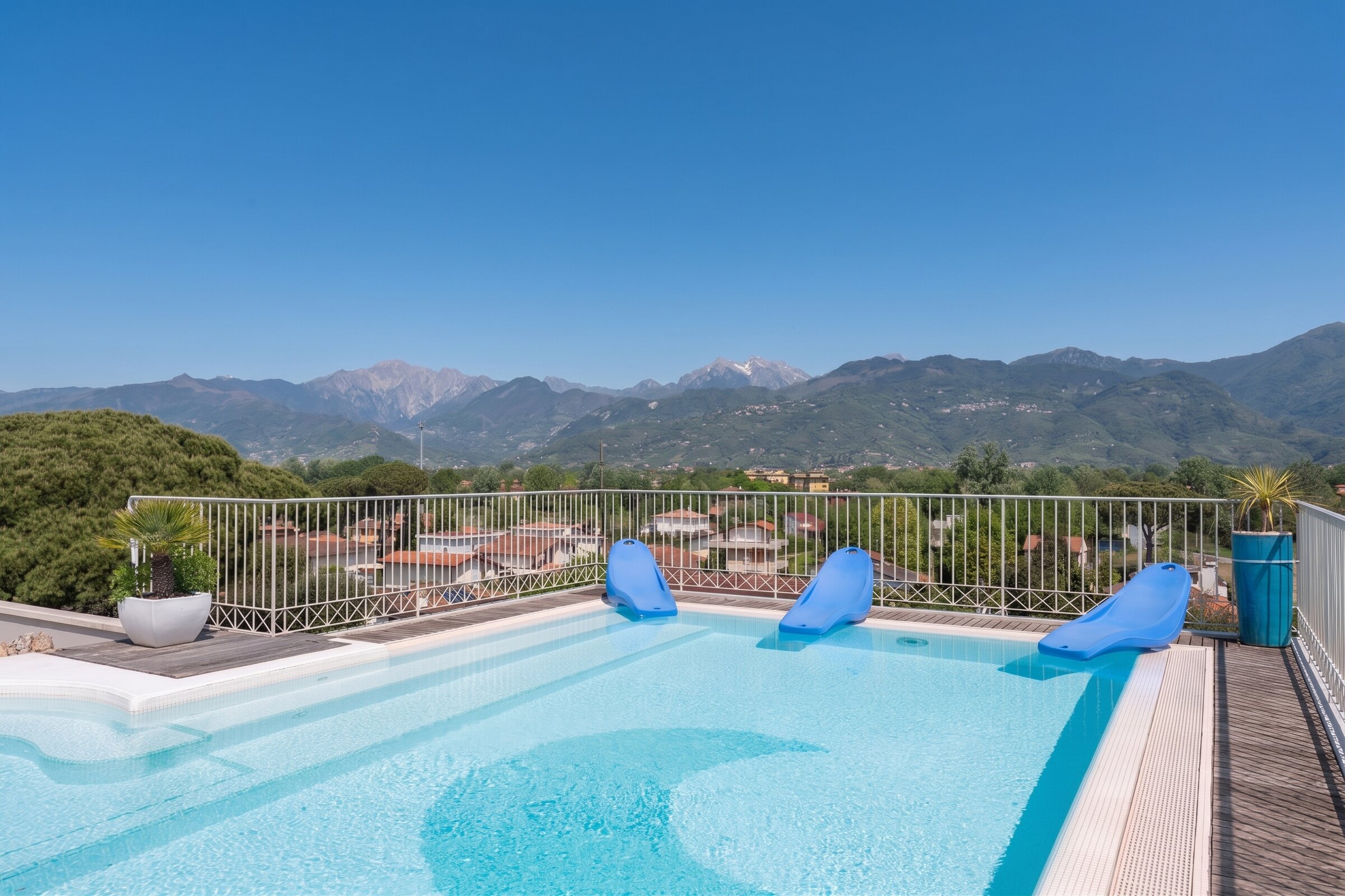 Bordo della piscina a sfioro con vista sulle montagne